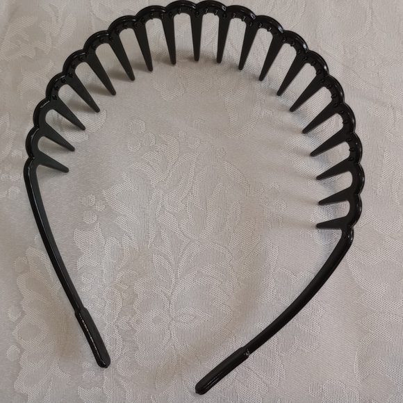 Set Of Headbands, Makeup Brushes And Eyebrow Shaping Template - Picture 3 of 13